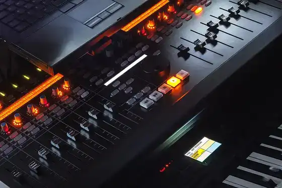 Console de studio moderne avec boutons et faders éclairés